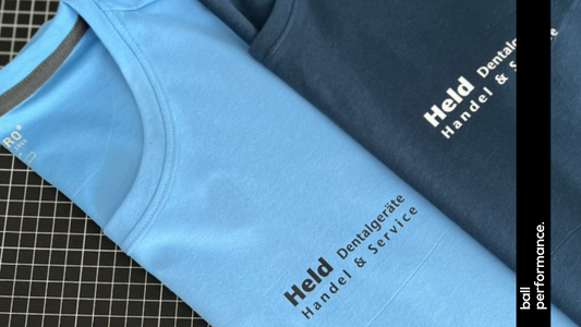 Held Dentaldepot: Neue Arbeitsbekleidung mit individueller Veredelung von ballperformance